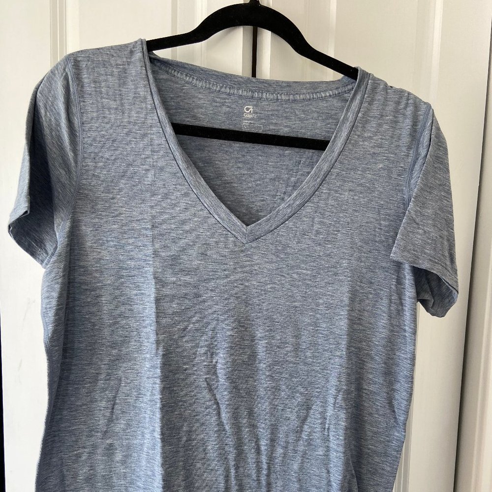 GAP workout shirt